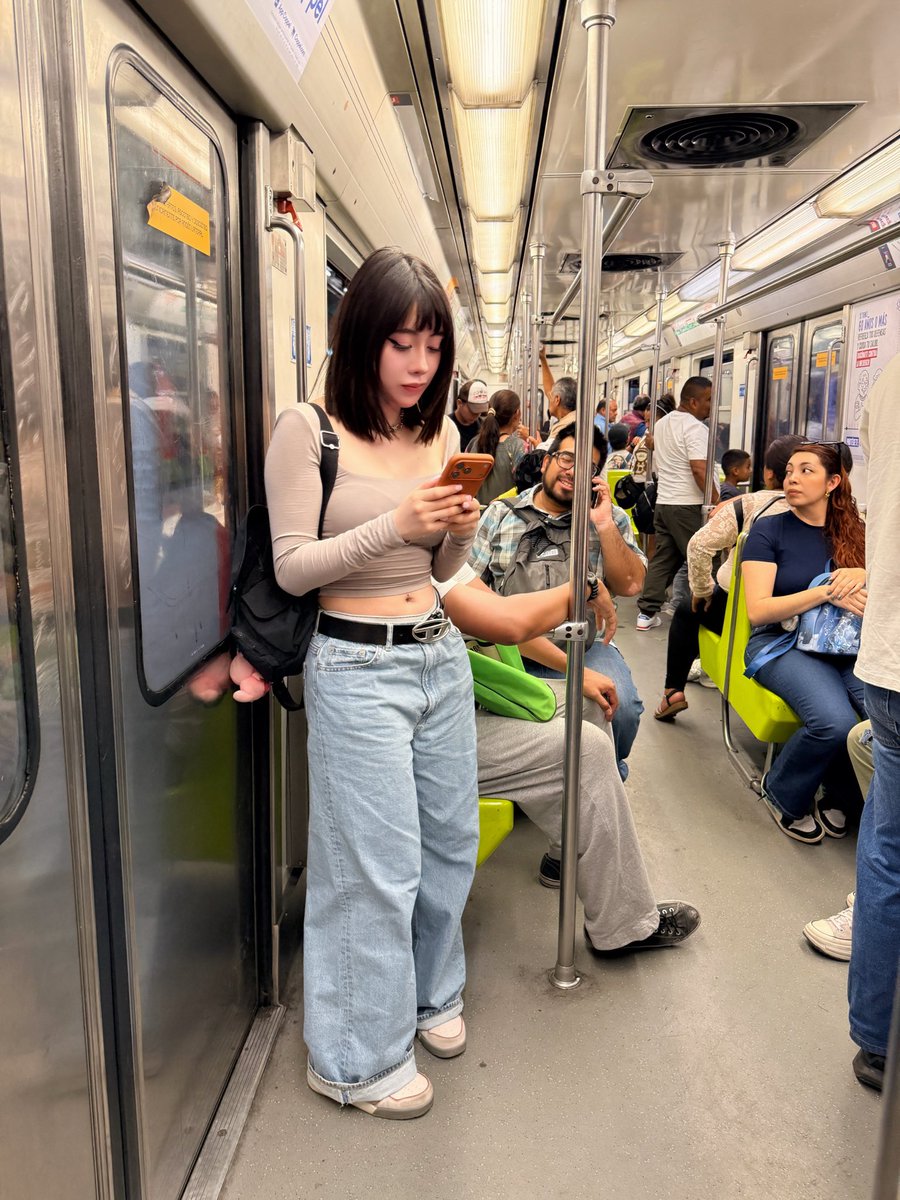ashounchh's tweet image. Sabías que el metro de la de cdmx y mi iPhone son del mismo color? 
Bueno yo me acabo de enterar porque no me quedo más dinero 🤑