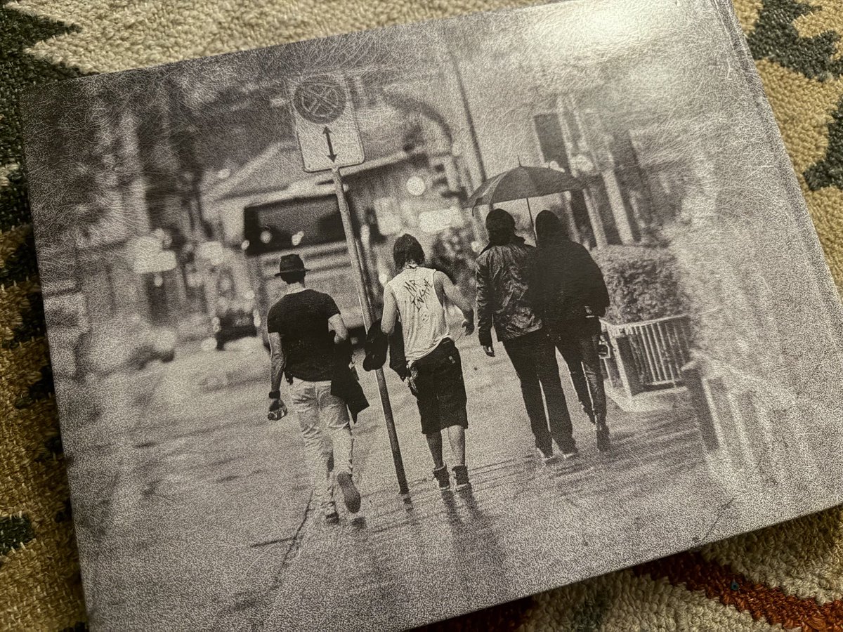 Livindeadgirl00's tweet photo. Birthday Book 🤩 @Halestorm #robfenn https://t.co/DTiPq94Hke