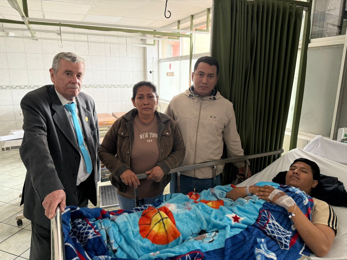 Frospigliosi's tweet image. Con el policía Luis Magallanes, su madre y su hermano, que también es policía. Magallanes sigue hospitalizado por la golpiza que le propinaron  terroristas y delincuentes. Está ilegalmente detenido hasta el jueves por fiscal y juez prevaricadores. Por ley del Congreso, está…