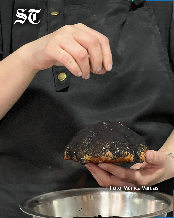 SoldeTlaxcala's tweet image. ¿Sabías que las #hojaldras negras no siempre se hacen con ceniza?
La #repostera tlaxcalteca Rossi Puy, de Trigo y Miel, descubrió una forma más rica y elegante de lograr ese tono oscuro y un sabor inolvidable. 🍫

➡️  tinyurl.com/4xmm9kbw