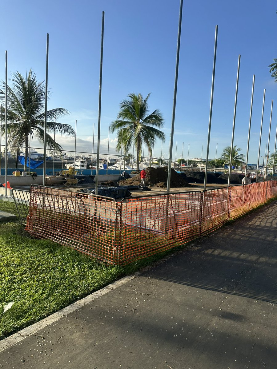 A ver TW que lo sabe todo. Cual es la insistencia de colocar las canchas de padel del lado de la Bahia y no del lado de las Canchas?