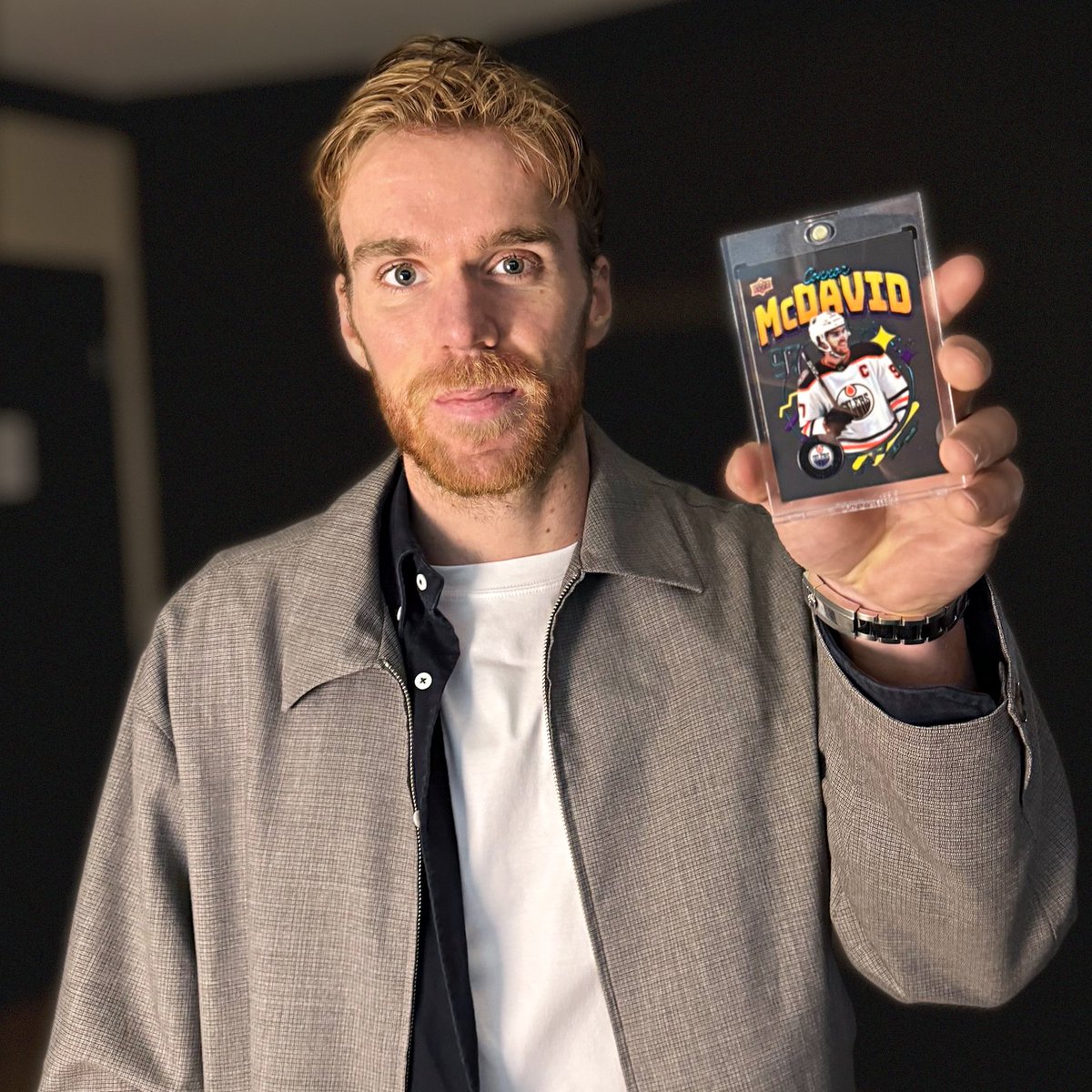 UpperDeckSports's tweet photo. The cover athlete himself 🏒

Connor McDavid is taking part in the 2025-26 Upper Deck Series 1 hype and showing off his SSP Bootleg card 🔥
What's your favorite pull so far? https://t.co/5hN7XkfVqn