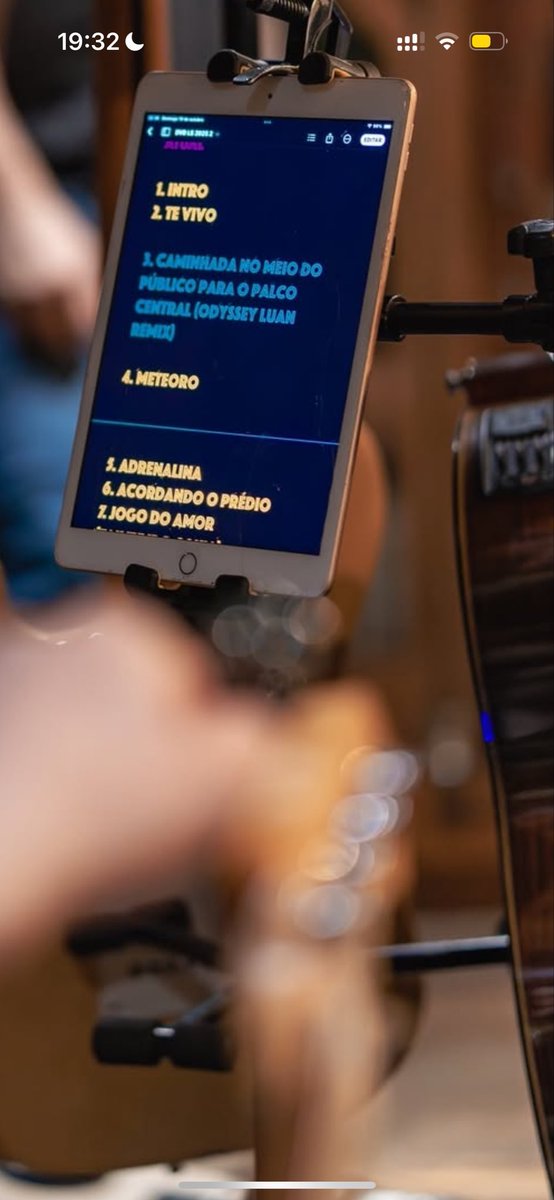 yourselfluanr's tweet image. CAMINHADA NO MEIO DO PÚBLICO PARA O PALCO CENTRAL PQOWOWKWLALLKKK