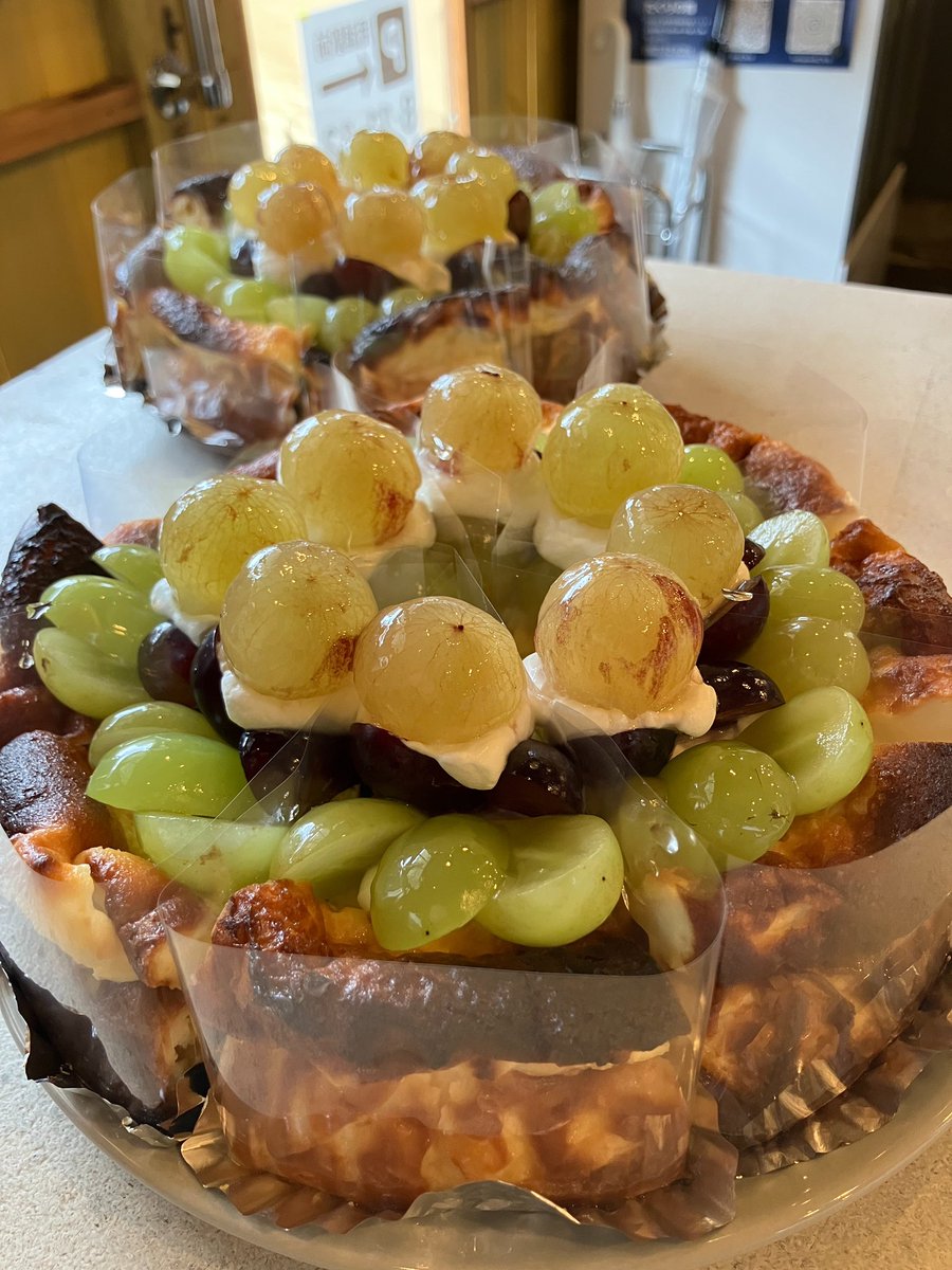 本日の日替わりスイーツは「ぶどうのせバスクチーズケーキ 420円」です⭐️  

本日も11時より開店いたします🍛 
皆様のご来店を心よりお待ちしております🙇‍♀️
