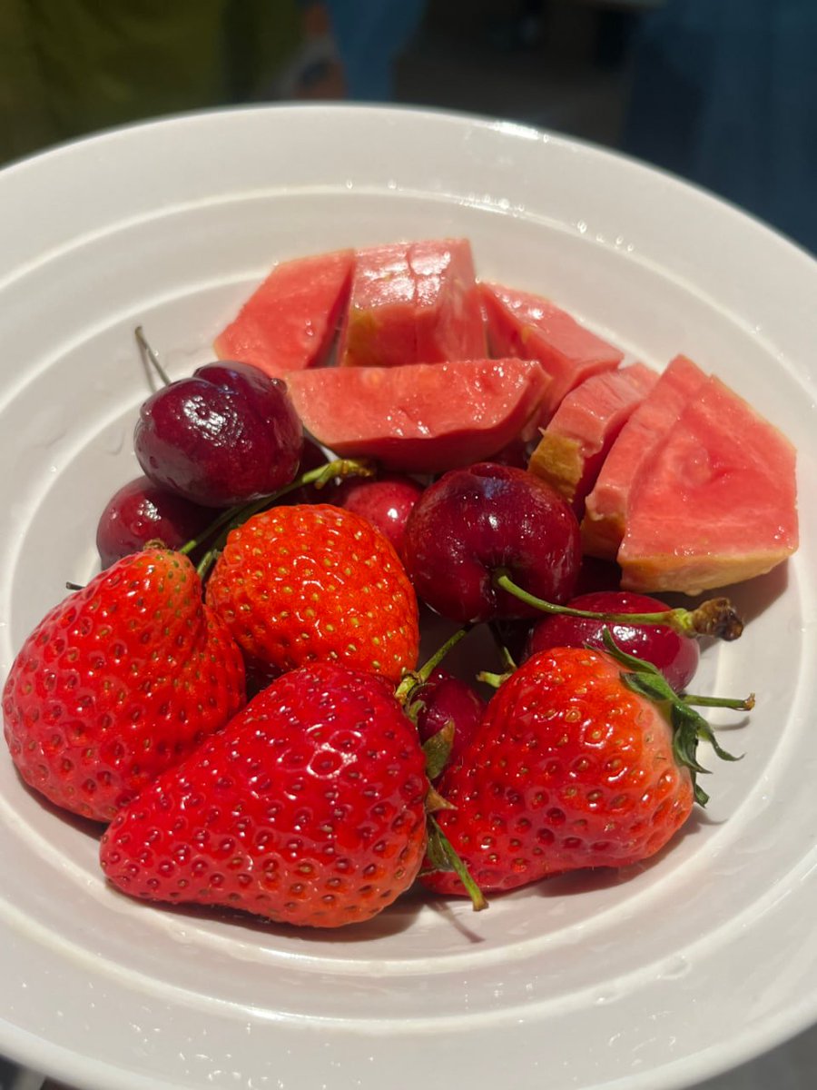 Uncommonswift's tweet image. 🍓🍒🍇 Fresh, vibrant, and bursting with flavor. ❤️ Nature’s sweetest treasures served on a plate  juicy strawberries, luscious cherries, succulent guava, and tangy blueberries all coming together for a perfect bite of happiness 🥰🍽