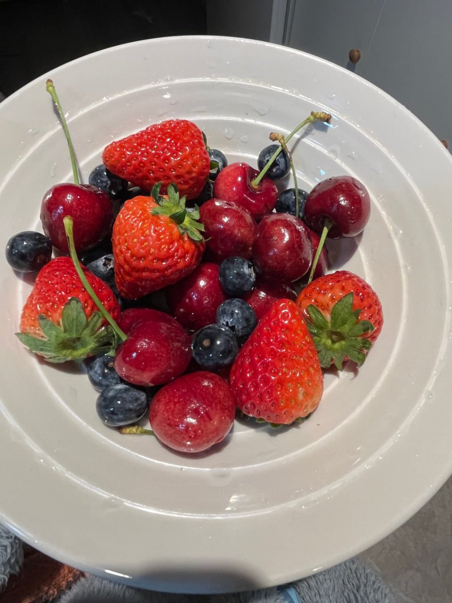 Uncommonswift's tweet image. 🍓🍒🍇 Fresh, vibrant, and bursting with flavor. ❤️ Nature’s sweetest treasures served on a plate  juicy strawberries, luscious cherries, succulent guava, and tangy blueberries all coming together for a perfect bite of happiness 🥰🍽