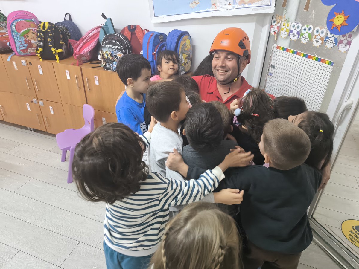 Afetler ve Dayanıklılık ayı kapsamında etkinliklerimiz devam ediyor. Hikayelerle ve Masallarla Afet Eğitiminde bugünkü durağımız Ali Ağaoğlu Anaokulu. Çocuklarımız hem eğlendiler hem öğrendiler. <a href="/Yusuf__Tekin/">Yusuf Tekin</a> <a href="/omurfatih/">Ömür Fatih Karakullukçu</a> <a href="/ozkan_meb/">Özkan AVCI</a> <a href="/MetinTayarer/">Metin TAYARER🇹🇷🇹🇷🇹🇷</a> <a href="/canakkaleilmem/">Çanakkale İl Millî Eğitim Müdürlüğü</a> <a href="/mineaktashayta/">Mine Hayta</a>