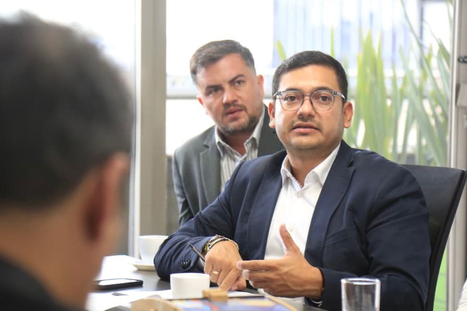 HelgaMaRivasAr's tweet photo. ¡Avanzamos en proyectos estratégicos de agua y saneamiento básico para el cierre de brechas! 

Junto con nuestro aliado @Findeter hicimos seguimiento a los proyectos en ejecución en el pacífico y el resto del país para aumentar el acceso al agua apta para el consumo humano y el saneamiento básico. 

Este #GobiernoDelCambio, en cabeza del Presidente @petrogustavo, reconoce el agua como un bien común y eje de una transformación social que acelera el cierre de brechas, la justicia ambiental y la paz territorial.

#ConDignidadCumplimos.