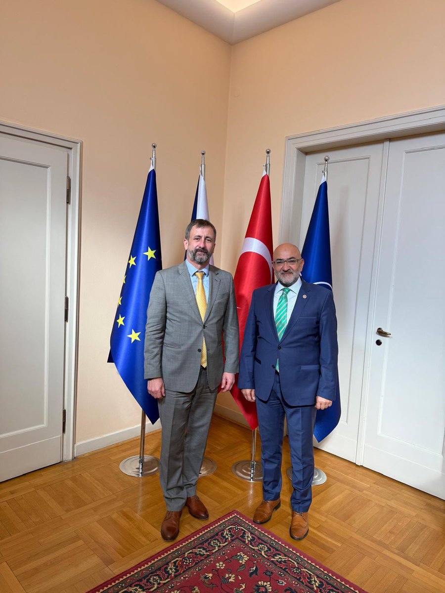 MuratCahidCINGI's tweet photo. Çek Cumhuriyeti Türkiye Büyükelçisi Sn.Petr Stephanec ile Büyükelçilik rezidansında yaptığımız görüşmede Çekya ile Kayseri’nin ticari, turistik ve sosyal işbirliğini daha öteye nasıl taşıyabileceğimizi istişare ettik.

Ülkesinde yapılan seçimlerin Çek halkına hayrlı uğurlu olmasını temenni ediyoruz. Her ne kadar TBMM Çekya Dostluk Grubu Başkanlığı görevini yürütüyorsak da bugünkü buluşma sebebimiz Kayseri’ydi. Zira kendisini Kayseri’ye davet ettik ve inşallah Kasım ayı içinde resmi ziyaretler için şehrimizde misafir etmekten mutluluk duyacağız.

Bilindiği gibi Çekya’dan @erciyeskykmrkz ‘ne charter uçuşlarla gelen turist sayısında da her geçen yıl artış oluyor. İnşallah Sn.Büyükelçimizin de gayret ve yönlendirmeleriyle ikili ilişkilerimizi bütün boyutlarıyla daha da geliştireceğiz. Tabii ki bu sürece Çekya Büyükelçimiz Sn.@metinfeyzioglu da önemli bir katkı sağlıyor. Kendilerine teşekkürler ediyorum. 

@Czech @CzechMFA @akpartikayseri @Kayserito @Kayseriso @KayseriOSB @Akparti @ABBaskanligi @TC_Disisleri @iletisim @TBMMresmi @tcbestepe