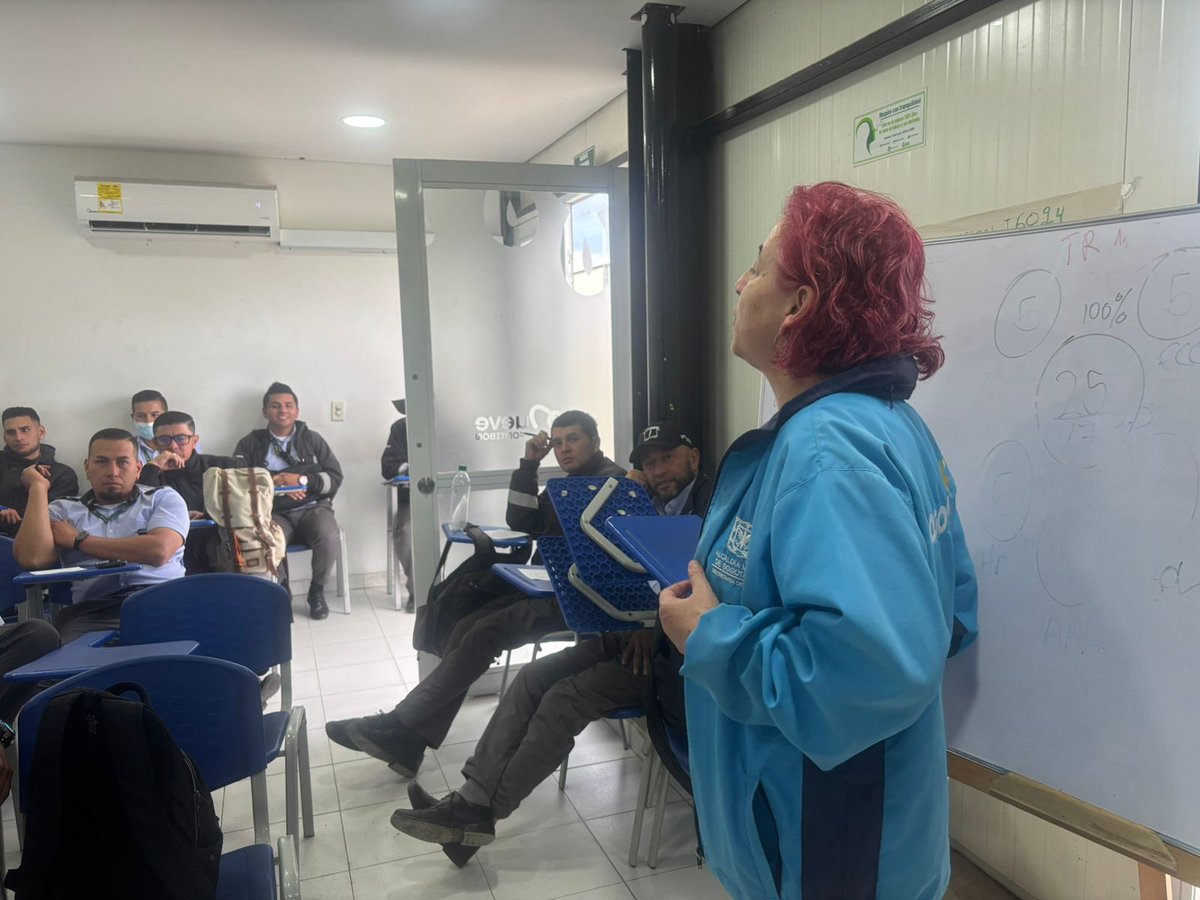 SubLGBTI's tweet image. 🚍✨ Desde la Subdirección para Asuntos LGBTI, en articulación con la @SubRedSurOcci y la Dirección de Derechos Humanos, realizamos un taller vivencial con operadores del SITP.

Un espacio de reflexión y diálogo para fortalecer el compromiso con una atención libre de…