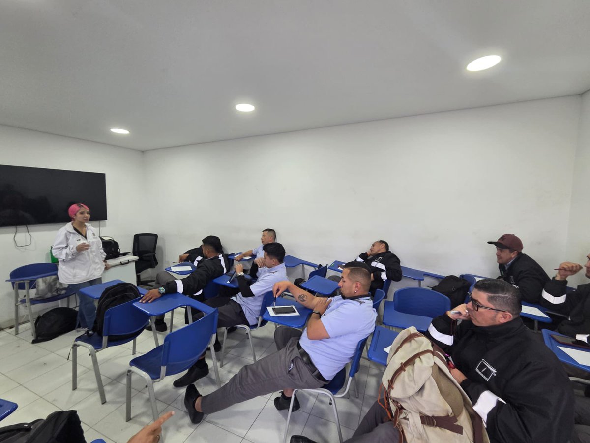 SubLGBTI's tweet image. 🚍✨ Desde la Subdirección para Asuntos LGBTI, en articulación con la @SubRedSurOcci y la Dirección de Derechos Humanos, realizamos un taller vivencial con operadores del SITP.

Un espacio de reflexión y diálogo para fortalecer el compromiso con una atención libre de…