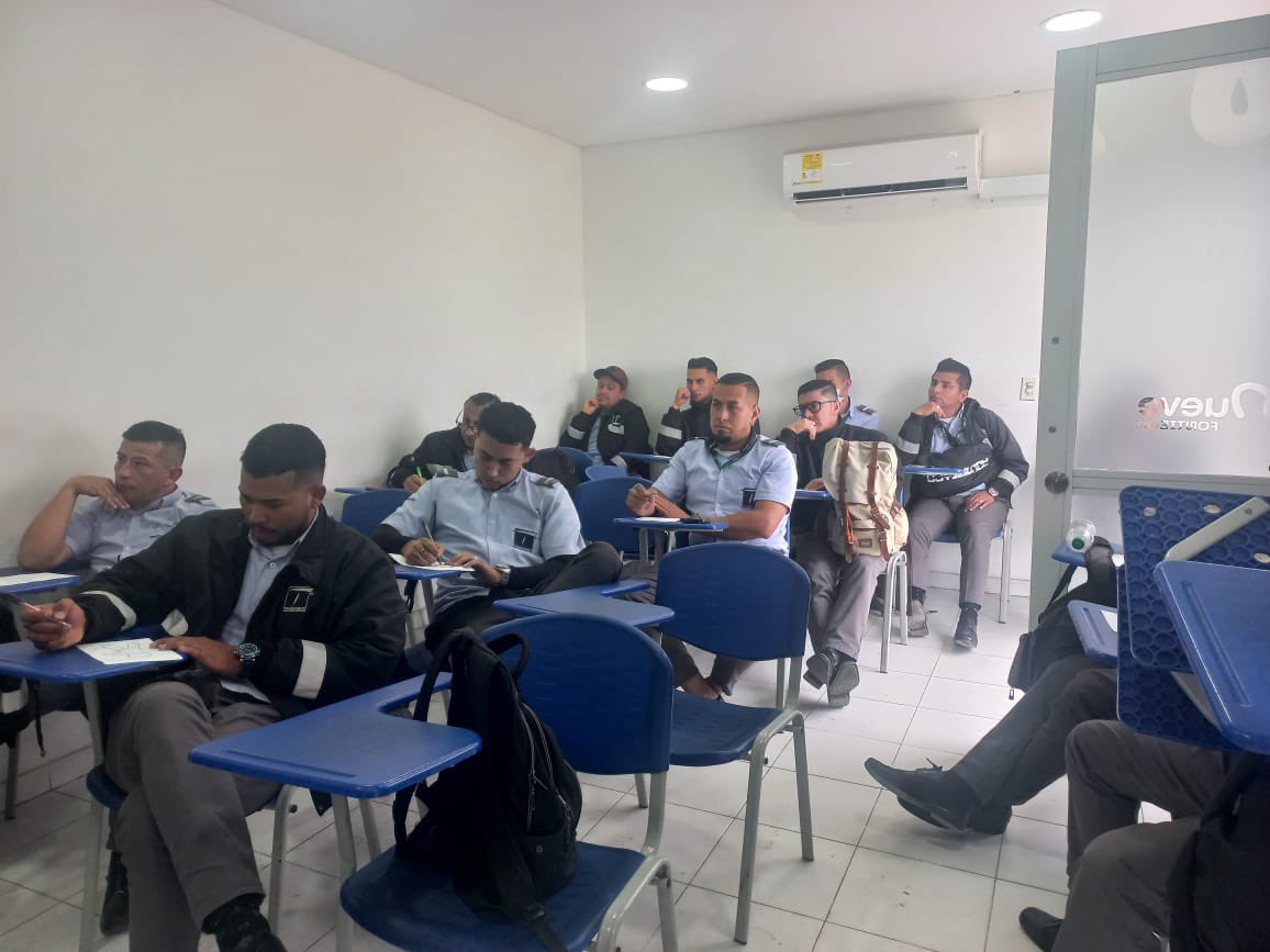 SubLGBTI's tweet image. 🚍✨ Desde la Subdirección para Asuntos LGBTI, en articulación con la @SubRedSurOcci y la Dirección de Derechos Humanos, realizamos un taller vivencial con operadores del SITP.

Un espacio de reflexión y diálogo para fortalecer el compromiso con una atención libre de…