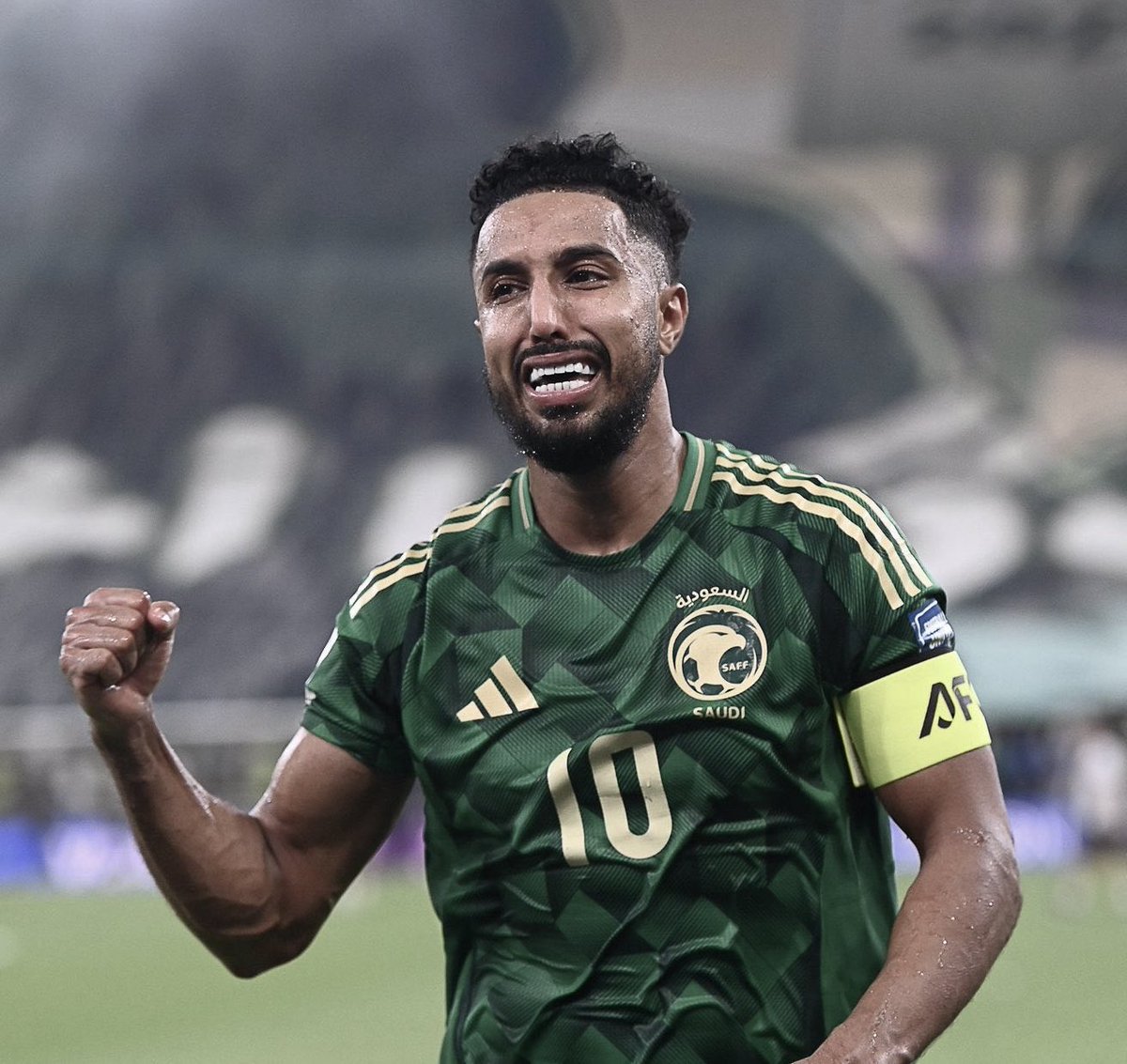 غياب سالم الدوسري <a href="/salem_d29/">سالم الدوسري</a> عن الهلال في مواجهتي الاتفاق والسد القطري وغيابه المحتمل عن مواجهة الاتحاد يكشف حجم التضحية التي قدمها لأجل #الأخضر في تصفيات ملحق المونديال لأجل التأهل لكأس العالم.
ويثبت التورنيدو 🌪️أنه أسطورة بتاريخه وانجازاته، وأسطورة في وفائه لمنتخب الوطن.