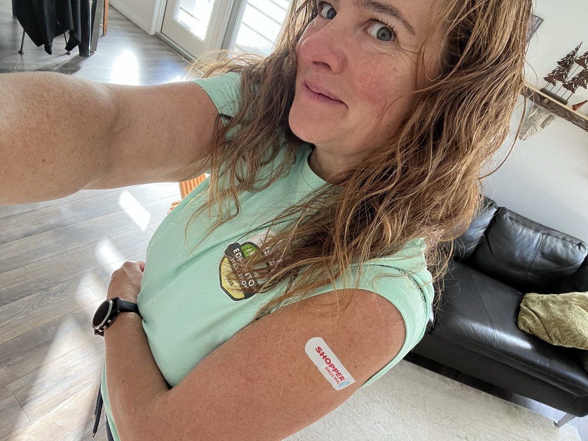 lovelylibrary's tweet photo. Easily got my flu shot today no wait. Covid shot, whole other story. What a shit show. The @Alberta_UCP &amp; @ABDanielleSmith r beyond irresponsible. Older immunocompromised couple nearly in tears being told $150 each, maybe tomorrow or go through 811 who’s booking in Dec 🤬 https://t.co/Rw4GhhDdAr