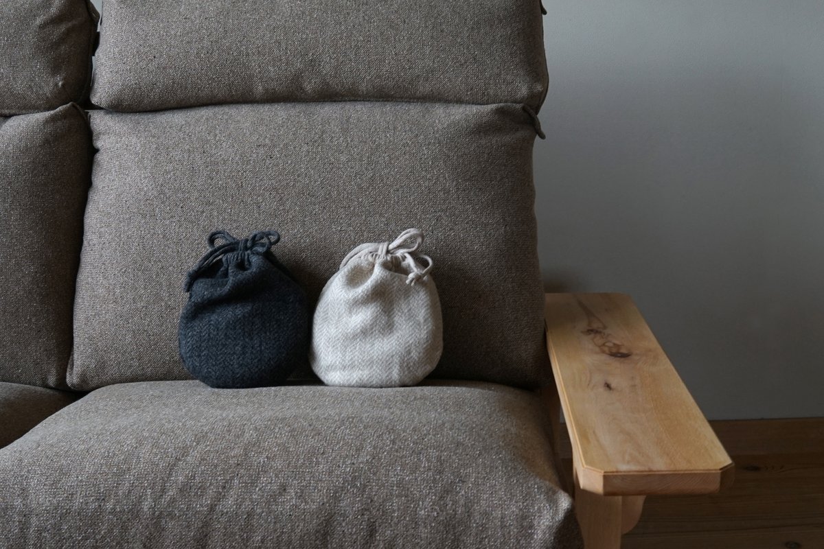 そろそろ湯たんぽの季節ですね。
FD STYLEの湯たんぽはカバーも含めて新潟県産。地場産業の在り方をデザインしています。