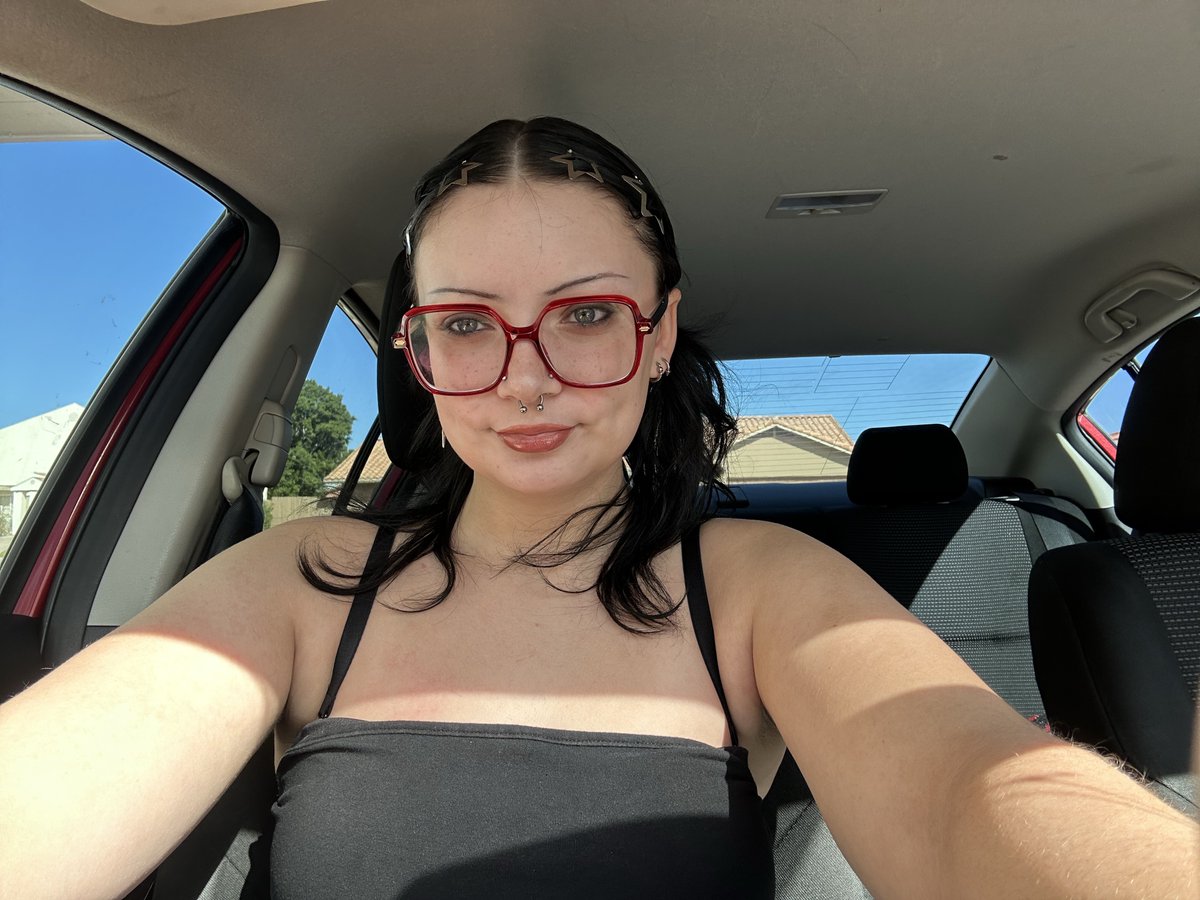 brain been weird lately. here’s my face to prove im still alive