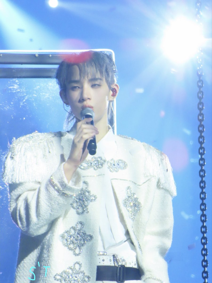 3summerstar's tweet photo. Hong is the handsomest.
 #hongshihoshi #LYKN https://t.co/GEGrGPzMlp