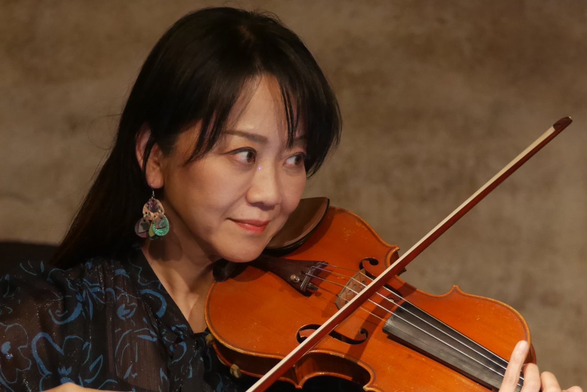 C__on__C's tweet photo. 10/21(火)Super Jazz Strings@南青山ZIMAGINE、終了しました！10年以上ぶりの楽曲も飛び出し、ゲストの伊東さんやメンバーの息の合った演奏、手拍子、口笛に来客の心も暖かくなった一夜でした♪
平山織絵（Vc）、maiko（Vln）、クラッシャー木村（Vln）、田中詩織（Vla）、伊東佑季（B） https://t.co/k1bj9pD2T4