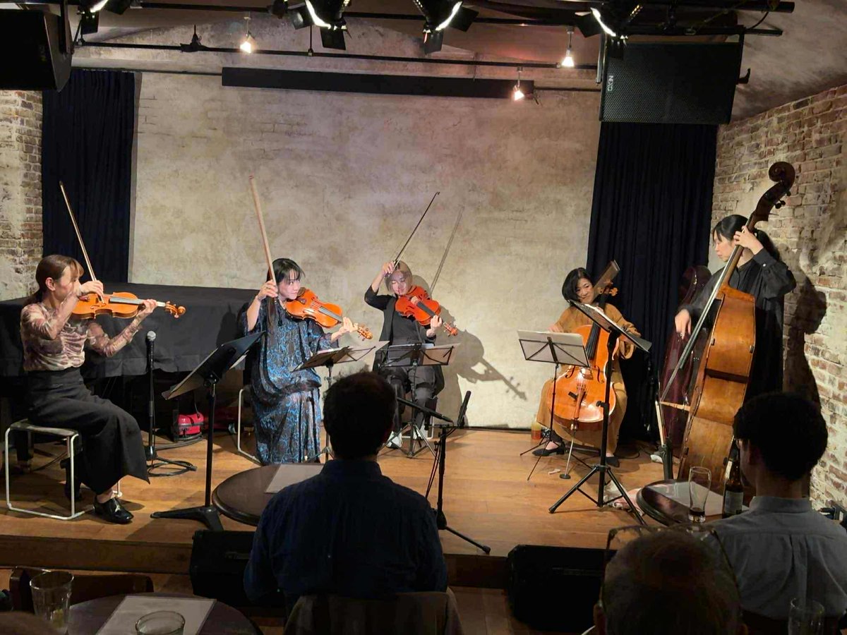 C__on__C's tweet photo. 10/21(火)Super Jazz Strings@南青山ZIMAGINE、終了しました！10年以上ぶりの楽曲も飛び出し、ゲストの伊東さんやメンバーの息の合った演奏、手拍子、口笛に来客の心も暖かくなった一夜でした♪
平山織絵（Vc）、maiko（Vln）、クラッシャー木村（Vln）、田中詩織（Vla）、伊東佑季（B） https://t.co/k1bj9pD2T4