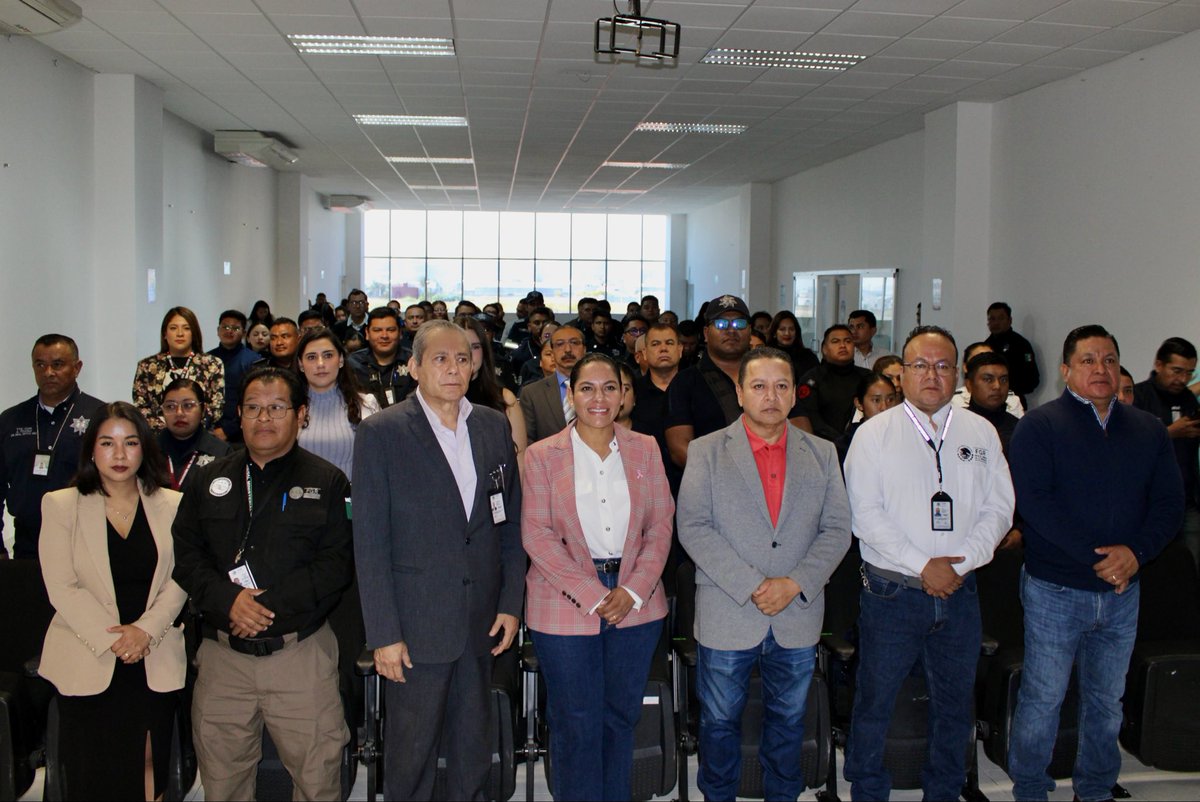 SSPPCSnAndresCH's tweet image. #Entérate 📰 | La presidenta @LupitaCuautleT encabezó la capacitación “Intermunicipal a Primeros Respondientes”, impartida por la @FGR_Pue, en la #SSPPC. 

🔹 Esta acción fortalece la seguridad y confianza ciudadana en #SanAndrésCholula, así como en la región.