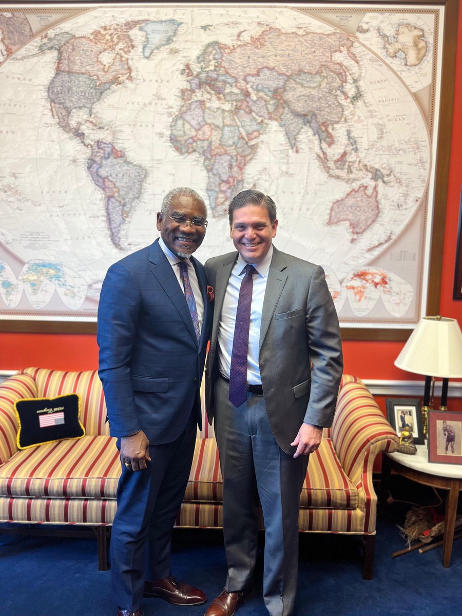 Día clave en Washington. Me reuní con @GregmeeksNYC, <a href="/LindseyGrahamSC/">Lindsey Graham</a>, <a href="/SenatorHagerty/">Senator Bill Hagerty</a>, <a href="/RubenGallego/">Ruben Gallego</a>, demócratas y republicanos que creen en Colombia. Agradezco su apoyo para evitar aranceles que afectarían el empleo de millones de colombianos. 
Defendemos el empleo, la