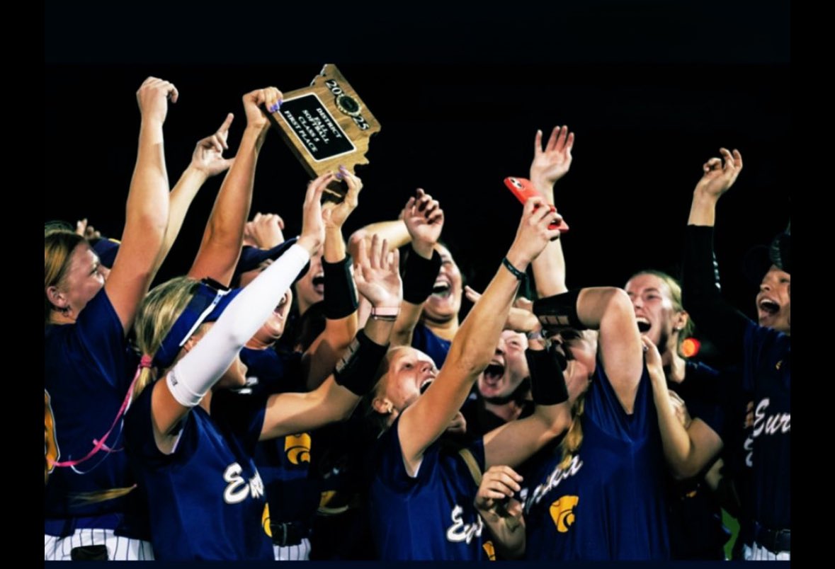 TeresaHutch12's tweet image. 🏆 MSHSAA Class 5 District 2 Champions! 🥎
Hard work, teamwork, and grit paid off. On to sectionals!
So proud of our team! 💜
@EHSmoSoftball 
@ejonesrockchalk 
@SelectFP_Backs