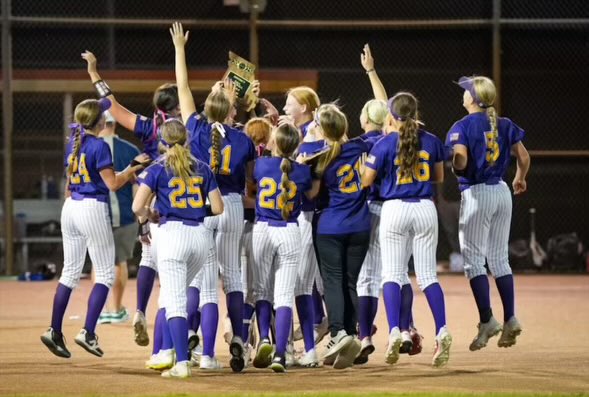TeresaHutch12's tweet image. 🏆 MSHSAA Class 5 District 2 Champions! 🥎
Hard work, teamwork, and grit paid off. On to sectionals!
So proud of our team! 💜
@EHSmoSoftball 
@ejonesrockchalk 
@SelectFP_Backs