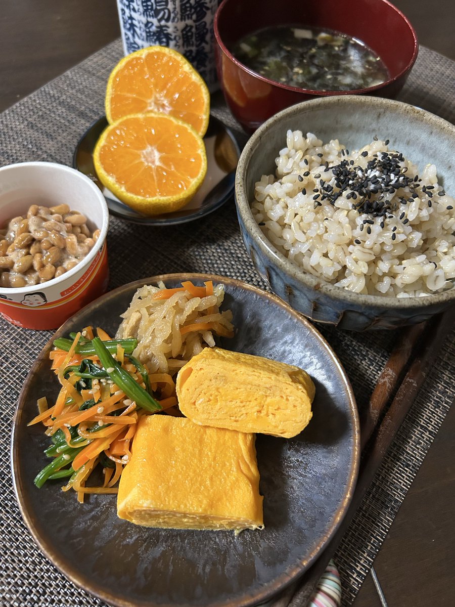 Good morning friends.

Suddenly, the winter has come in Japan.

I was wearing short sleeve shirts until last Sunday.

Unbelievable!

Today’s breakfast
“Tamagoyaki”
“Kiriboshi daikon”
“Spinach namul”
“Natto”
“Miso soup”

Have a nice Wednesday everyone🍀

#homecooking
#japanesefood