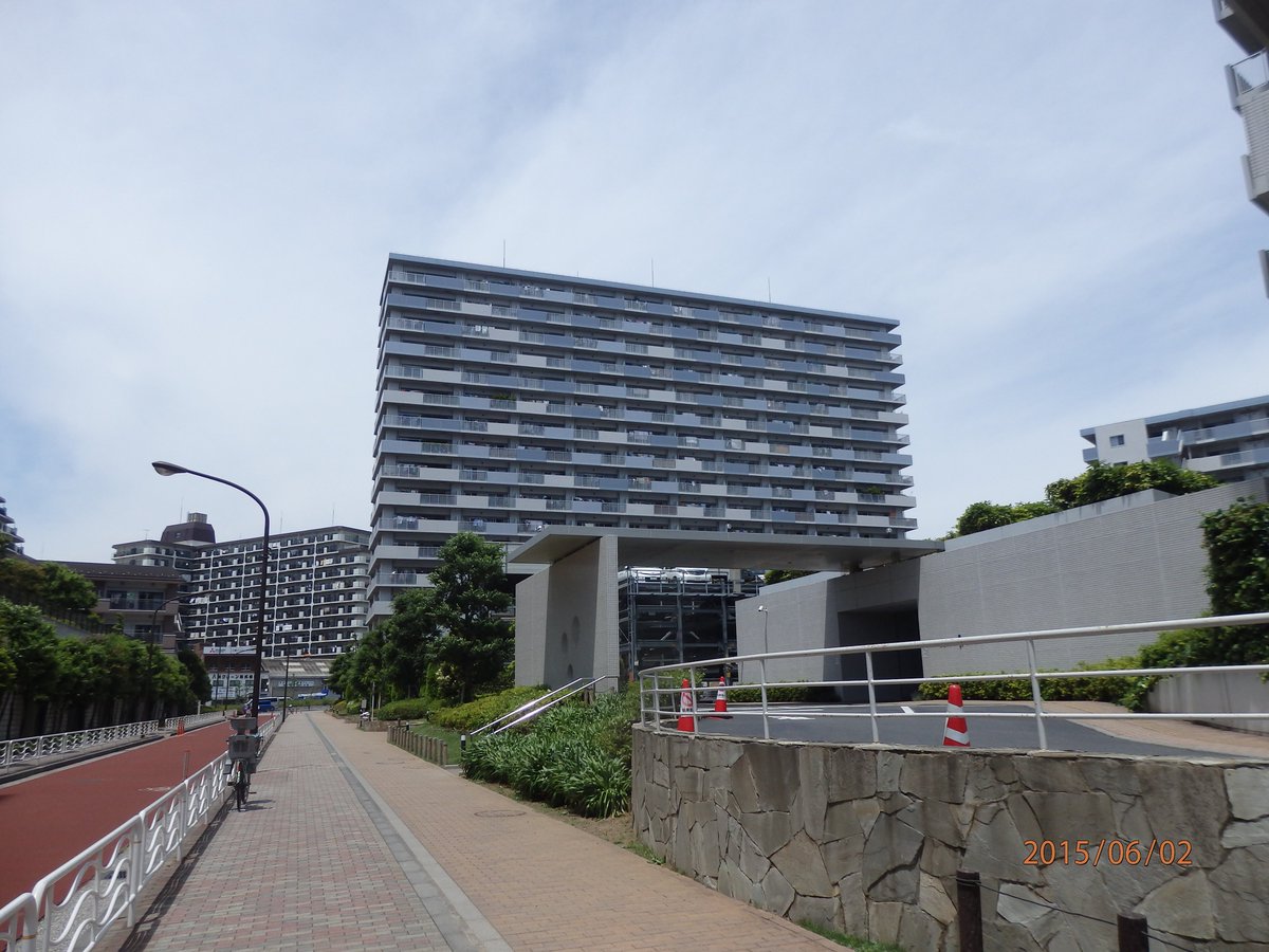 kimu_treeforest's tweet image. 【別荘は持つべきか?】
一見「夢のある話」に聞こえる別荘。
確かに、自然に囲まれて過ごす休日は最高です。
しかし、投資家として冷静に考えるなら——
今は「別荘より収益物件」に集中すべきです。
別荘は“資産”ではなく“支出”になりがちです。
固定資産税・管理費・維持費がかかり、…