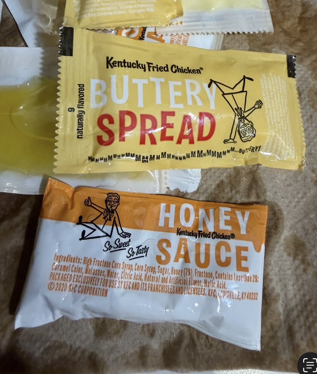 be808's tweet image. cmon now @kfc be makin up condiment names here 🎃🤣🤙🏾 #butteryspread #honeysauce