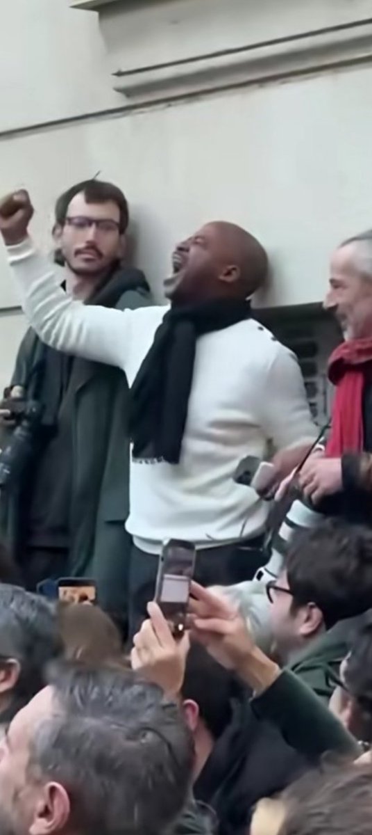 Ko Jaccuzi je t'aiiime 
#sarkozyenprison #cotedivoire  🤮