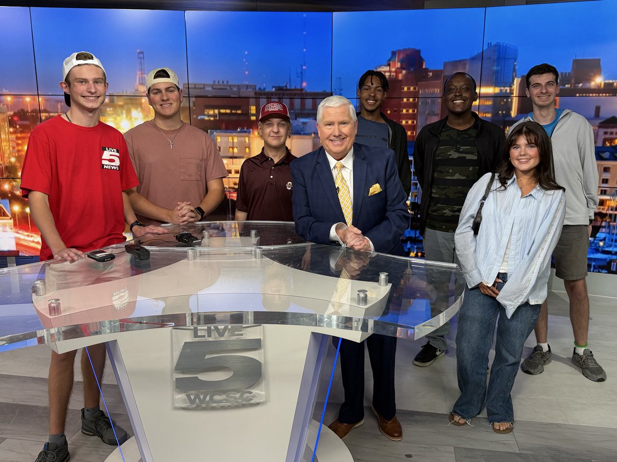 BILLWALSHTV's tweet image. So great to welcome the @CofC College of Charleston chapter of the American Meteorological Society @ametsoc to our @Live5News studios for a tour and weather operations. @GrayMediaGTN