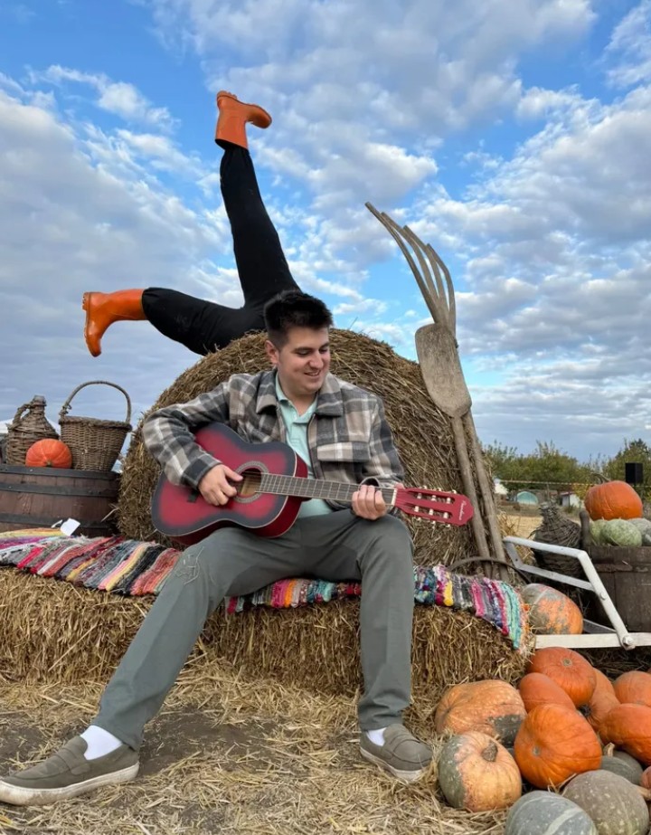 Autumn skies and pumpkin pies.
#Dralex