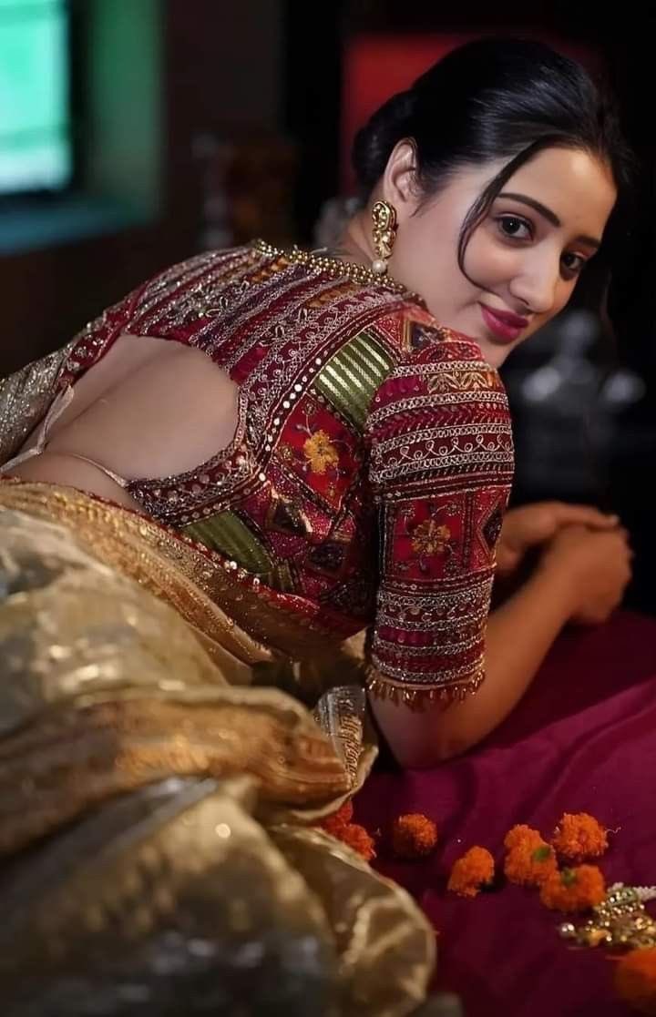 तुम्हारे साथ बैठकर पीने में 

बिना शक्कर की चाय भी मीठी लगती है 

मेरी नाराज़गी वही ढेर है 

बस आपके चाय पिलाने तक की देर है…..❤️

शुभ प्रभात वंदन 🙏🥰🌹