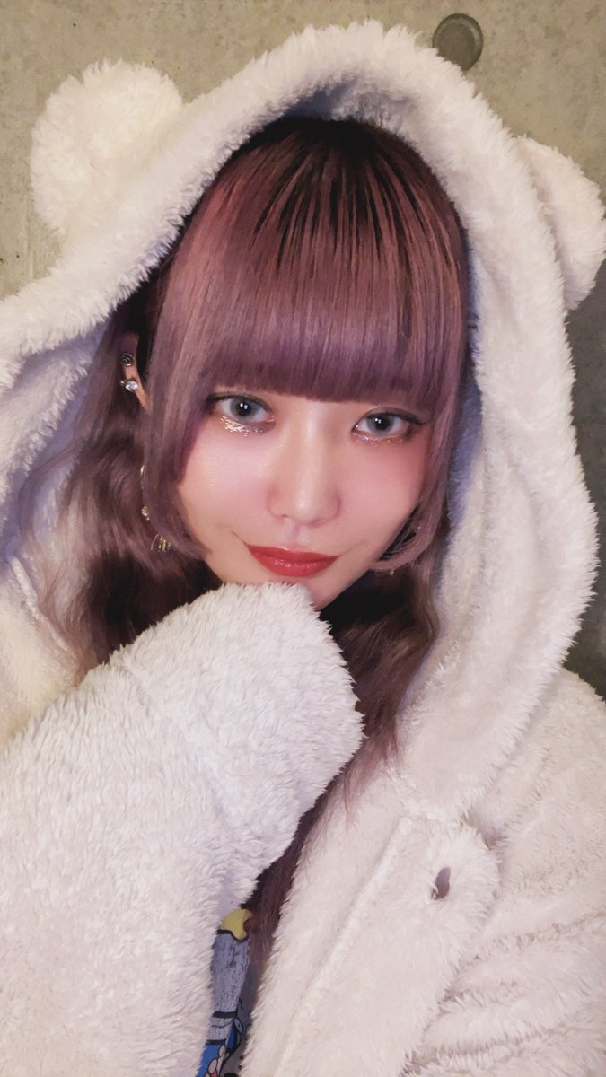 昨日はアノ娘リズム。配信ライブ
ありがとうございました👭❣️
寒過ぎて夜中モコモコしてしまった
でも着たら着たで微妙に暑い
難しい今の季節😌🍂

そして今日はライブはないけど
燦然世界のZOOM会だよ！✨
22:00〜やります🥰🤝

ZOOM会って何話してるんだろ、、、
って気になってくださった方！！！