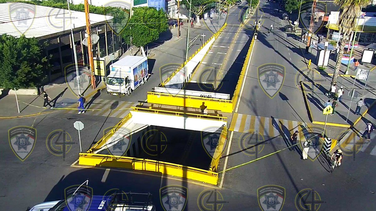 SSPCSLP's tweet image. ⚪️🔵 #ReporteVial 🚨#VialidadSLP 

⚠️Actualización 

✔️Se libera en su totalidad la circulación vehicular en Salvador Nava Mtz., ambos sentidos 

✔️Se libera av. Chapultepec y circuito Potosí 

✔️Se liberan inmediaciones de la Facultad de Economía 

⛔️Permanecen cierres en…