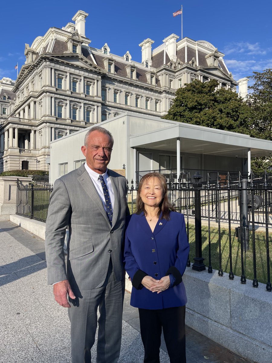 Lily4Liberty's tweet image. What an amazing day in DC. I got to meet @RobertKennedyJr for the first time outside of the White House. I had an opportunity to thank him in person for his endorsement last year and his current dedication to the MAHA movement!