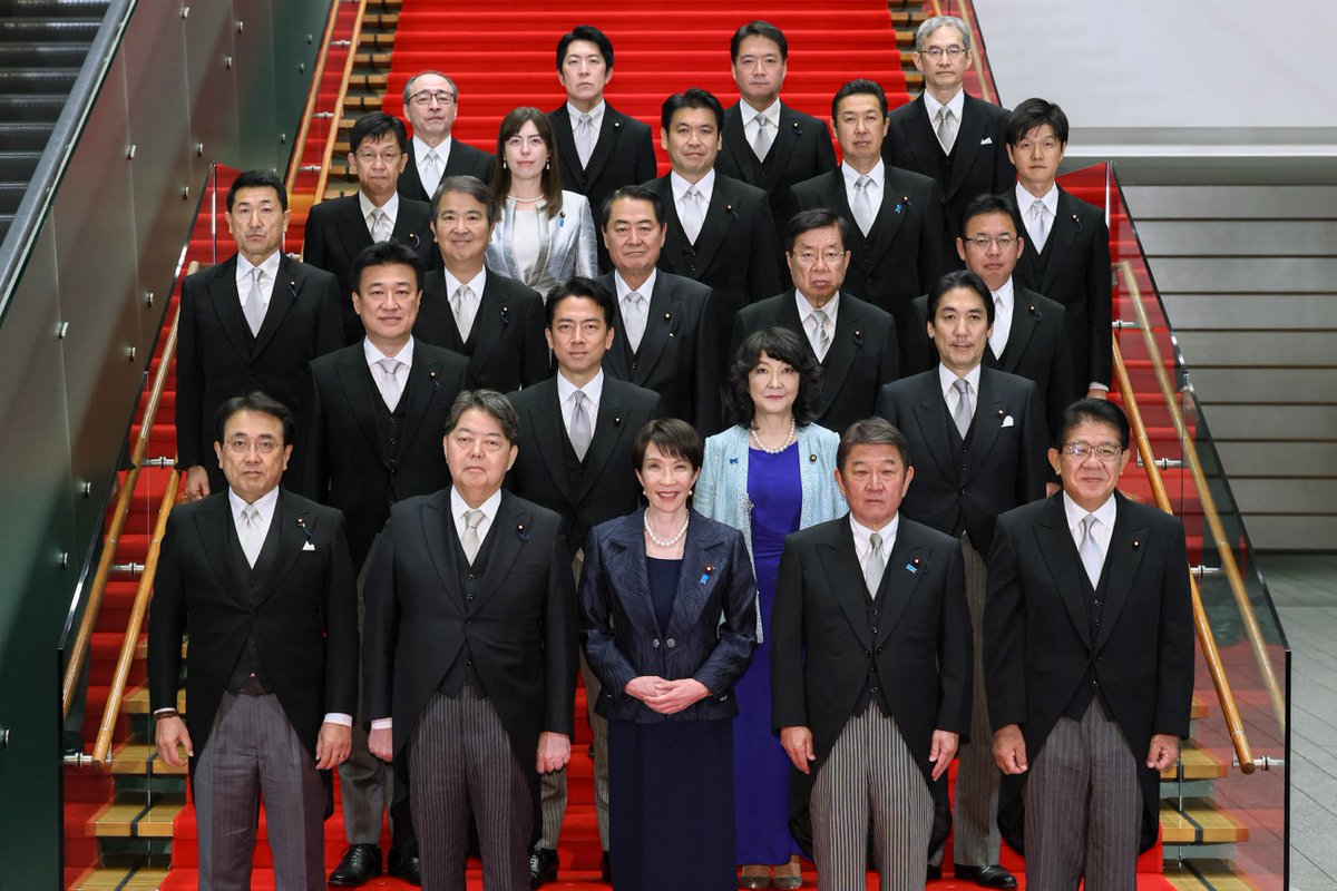 kantei's tweet image. 10月21日、新内閣が組閣され、木原稔新内閣官房長官から閣僚名簿が発表されました。
その後、宮中において親任式及び認証式が行われ、高市内閣が発足しました。
高市新総理は記者会見を行い、初閣議を開催し、記念撮影を行いました。