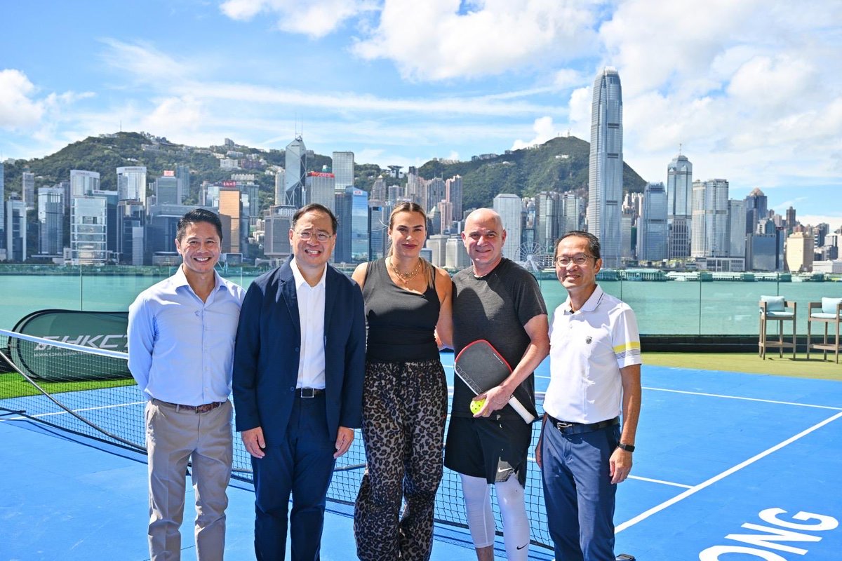 女單第一沙巴蓮卡x傳奇球手前男單一哥阿加斯，一齊到臨香港，參與了中國香港網球總會的匹克球活動。

兩人站在世界聞名的香港維港景色前，簡單的一、兩張照片，已經是向國際說好香港故事的最佳方法！

Thrilled to welcome legends Andre Agassi &amp; Aryna Sabalenka to Hong Kong!

Incredible to have