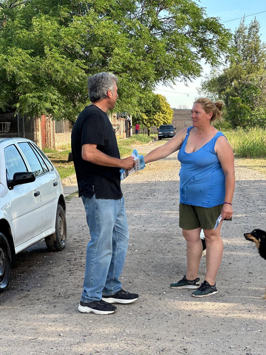 Martes en Santa Fe. Estamos recorriendo la ciudad de norte a sur y de este a oeste. Barrio por barrio, casa por casa, escuchando a cada uno de los vecinos. Hoy caminamos La Esmeralda ll, Santa Rita l y ll, Nueva Esperanza y Altos de Noguera. La Fuerza de la Patria contra la