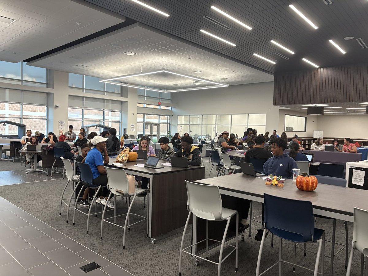 HumbleLib's tweet image. We have a great turnout for FAFSA night 💜🐾
