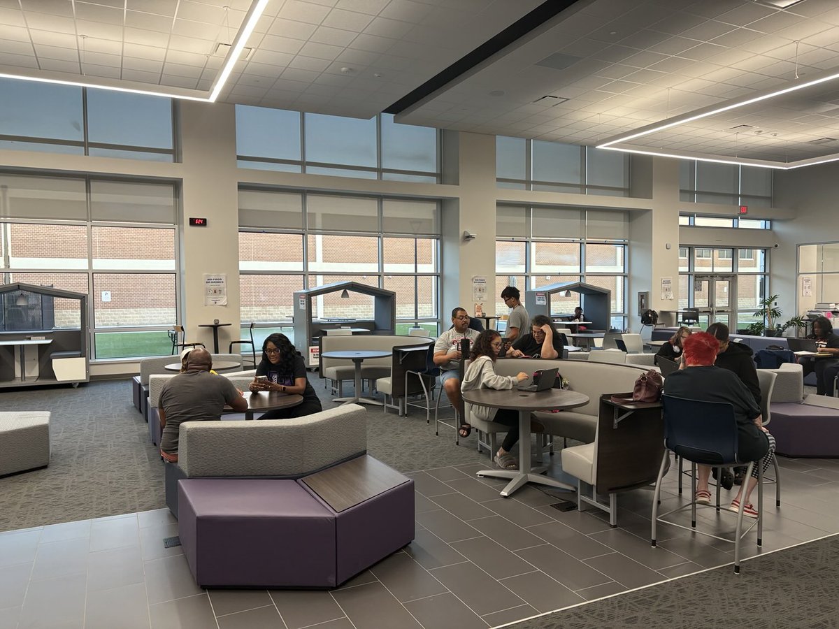 HumbleLib's tweet image. We have a great turnout for FAFSA night 💜🐾