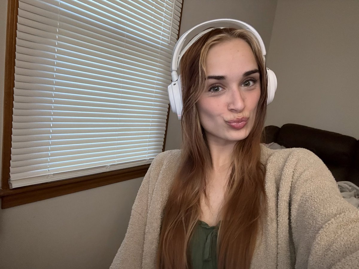 she’s baaaack 😛

live now 🫰🏼