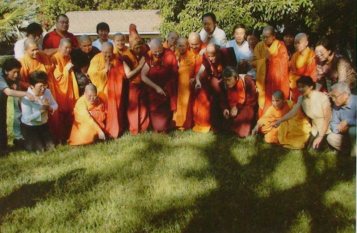 TrueDharma01's tweet image. Great Perfection Rainbow State at the Vajra Throne

H.H. Dorje Chang Buddha III Wan Ko Yeshe Norbu Holiest Tathagata has taught that if one who practices the Great Perfection Dharma has attained the highest level of accomplishment, even the dharma instruments or dharma seat used…