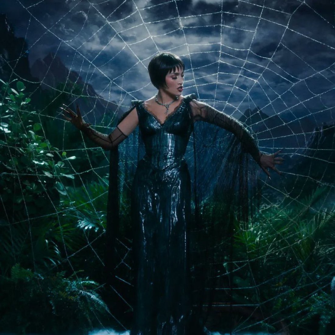 RhodeToLove's tweet image. my favourite part of Kiss of the Spider Woman is where it intercuts between a very hot queer sex scene and glamour shots of JLo singing in front of a giant spider web