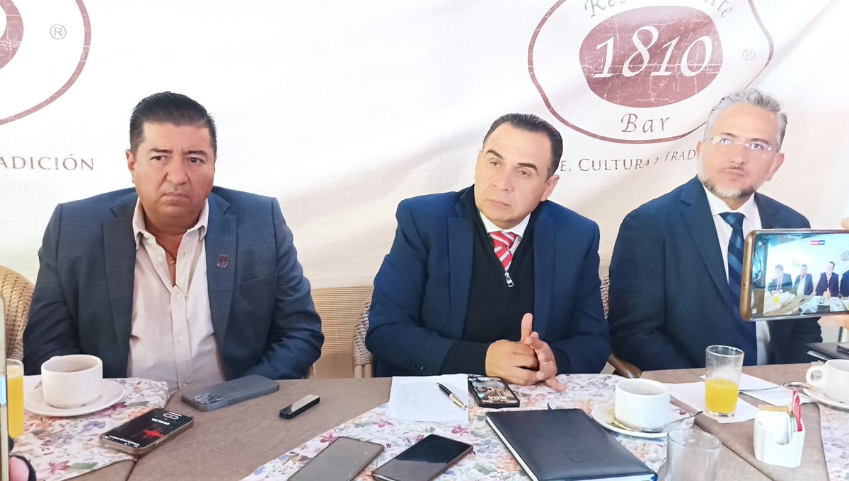 Diciembre 6, 2024
En Rueda de Prensa, el Presidente de la #Fecapeq Querétaro , Mtro. Ofir Aragon Nieves , presentó ante medios al nuevo dirigente del Colegio de Ingenieros Civiles del Estado de Queretaro (#CICQ), Ing. Pablo Talamantes Contreras.