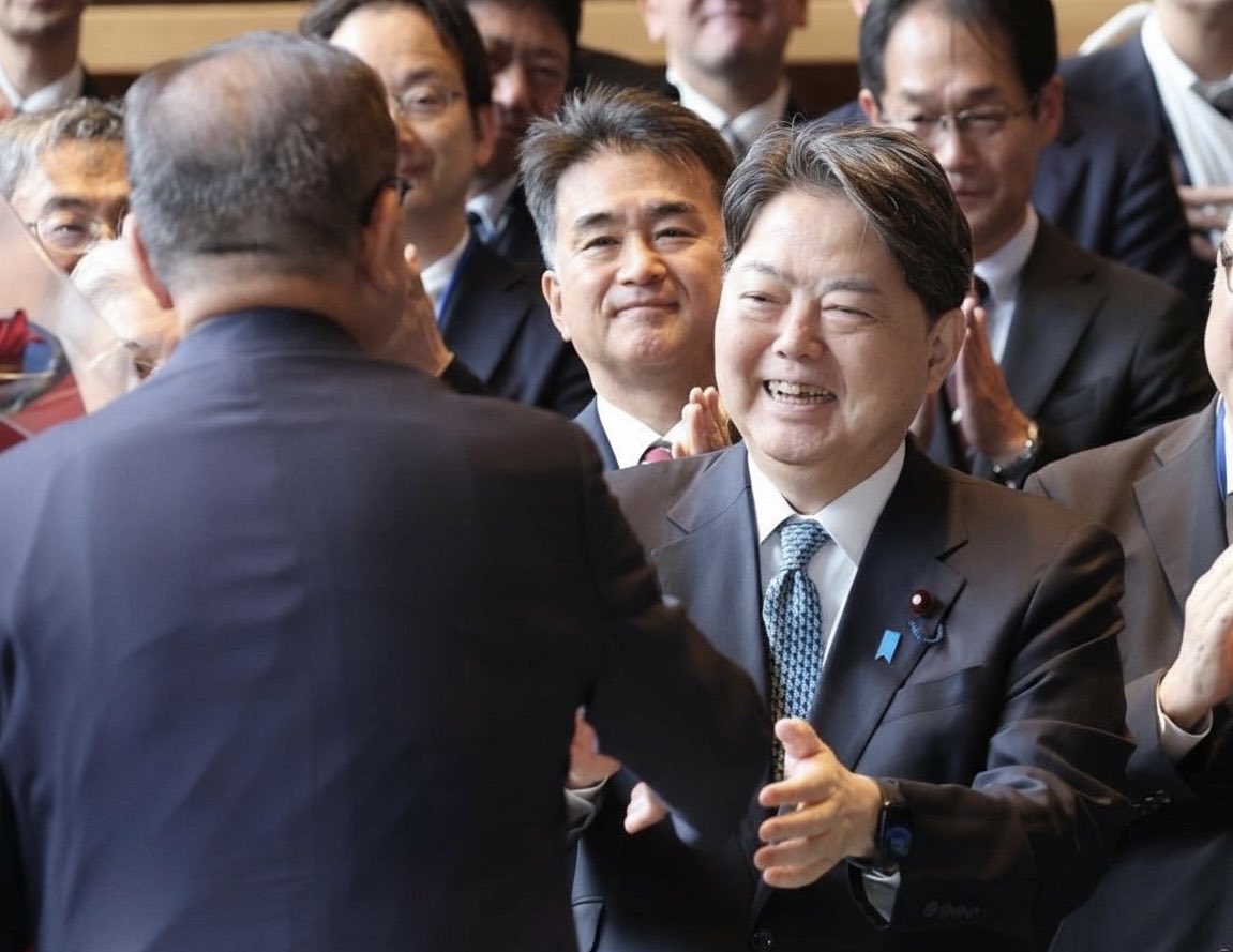 hayashi09615064's tweet photo. 昨日、石破内閣の総辞職に伴い、官房長官としての職を退任いたしました。2023年の岸田内閣から石破内閣まで、約2年間にわたり政権の要として内閣運営に��わってまいりました。  
少数与党という厳しい政治状況のもと、与野党の協議を重ねながら予算や重要法案の成立を実現し、国民生活を守るために全力を尽くしてまいりました。
経済の回復、外交・安全保障の安定、災害や物価高騰への対応など、内閣一丸となって困難を乗り越えられたのは、国民の皆様のご理解とご支援があってこそです。心より感謝申し上��ます。

そして昨日夜、高市内閣が発足し、総務大臣として新たな職責を拝命いたしました。  国と地方の連携をさらに強化し、地域の活力創出、行政のデジタル化、そして地方自治の発展に取り組んでまいります。