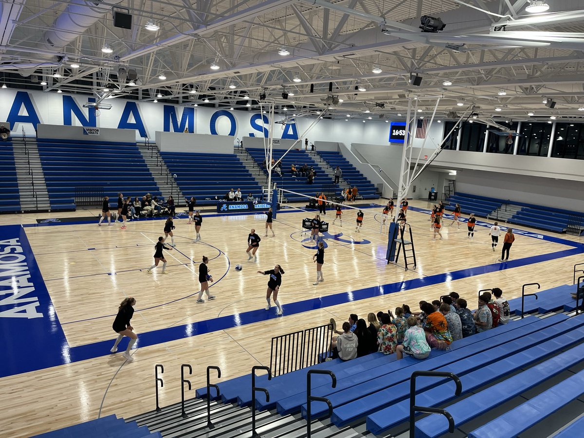 TrueBlueRaiders's tweet photo. 3A Regional Volleyball tips in 15 min here in Anamosa. https://t.co/CVXRf8wKIV