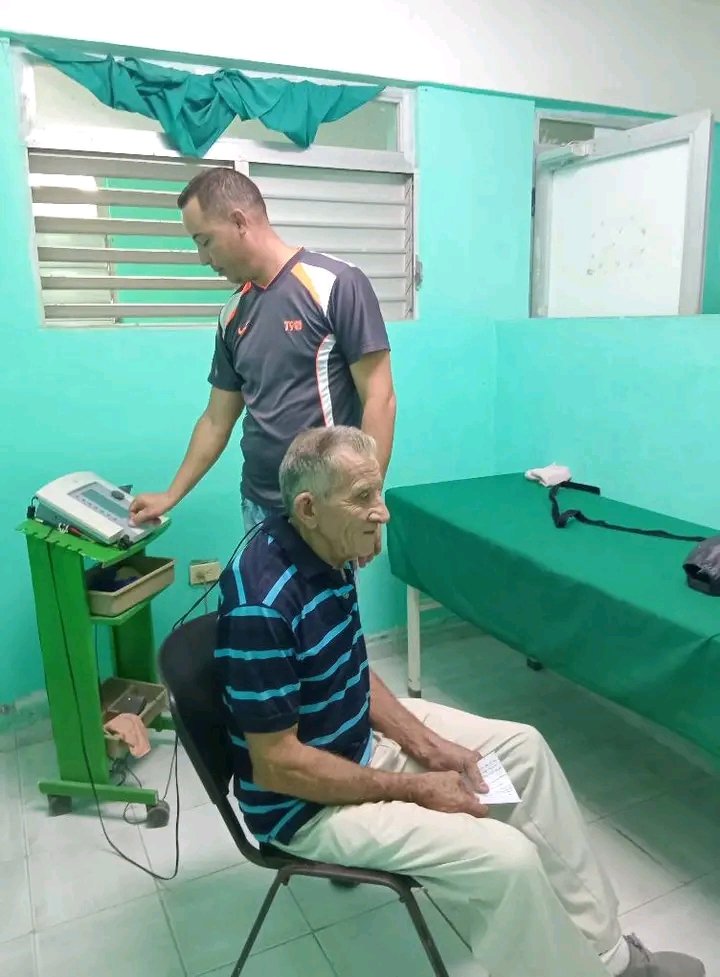 Yolexy8's tweet image. El servicio de rehabilitación en el policlínico con hospitalización de #Manatí, cuenta con un servicio de excelencia gracias a la buena labor que realizan estos jóvenes quienes reciben el agradecimiento de nuestro pueblo. #Cuba, #PoderPopular, @LorenzoOsbel , @YelenysLasTunas .