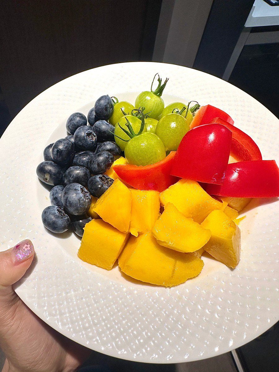 jayceee04's tweet image. 🥰🥰 A burst of color, a plate of joy.🩶 Fresh blueberries for sweetness 🩵, sun-kissed mango for tropical vibes 🥰, juicy cherry tomatoes 🩷 for a tangy kick, and crispy red bell pepper 🩶 for that crunch. 🩵🩵 Eating the rainbow never looked so good.🩶